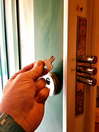 Zárba szorult kulcs